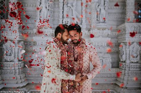 Two Indian Grooms Go Viral For Their Traditional Hindu Wedding In A Temple Daily Mail Online