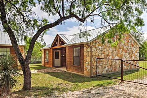 Vacation spots in texas with water: Cozy Lakehills Cabin w/Deck - Near Medina Lake! UPDATED ...