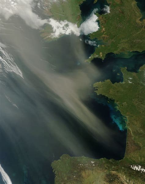 Laut kachelmann un co alles nur saharastaub. Saharan dust off western Europe | NASA image acquired ...