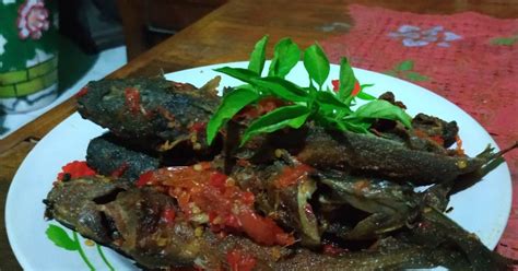 Salah satu yang khas juga dari kuliner indonesia adalah rasa pedasnya. Resep Ikan lele sambel tomat oleh Bunda Raffa - Cookpad