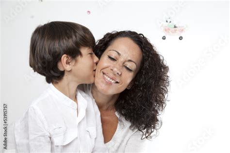 Hijo Besando A Su Madre 2 Fotos De Archivo E Imágenes Libres De