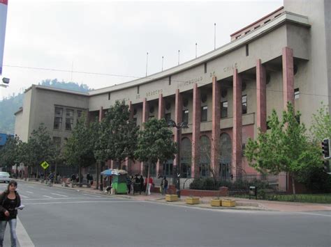 The institution was born as escuela de artes y oficios. Facultad de Derecho - Universidad de Chile, Santiago ...
