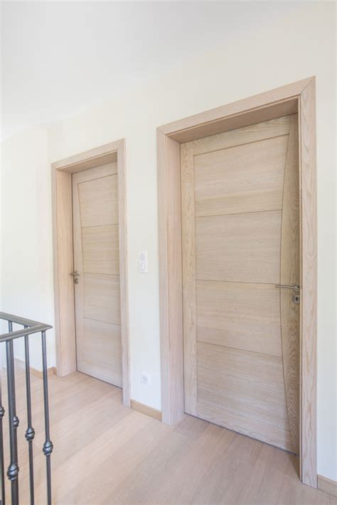 Vous avez le choix entre des portes battantes ou coulissantes, de style contemporain ou traditionnel, avec décor ou en bois massif. Mistral : Porte d'intérieur en bois massif au style scandinave