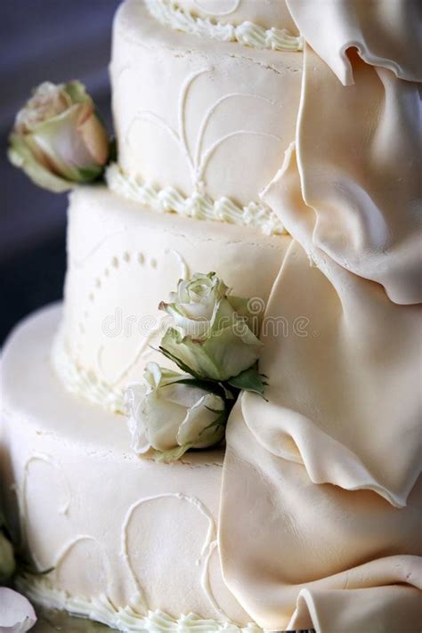 Inspired by the wonders of nature and our passion for all things floral, we proudly stock the most diverse and wide range of artificial flowers, arrangements, artificial greenery and plants in australia so you can bring outside inspirations into your surroundings… Wedding cake detail. With flowing sugar folds and dried ...