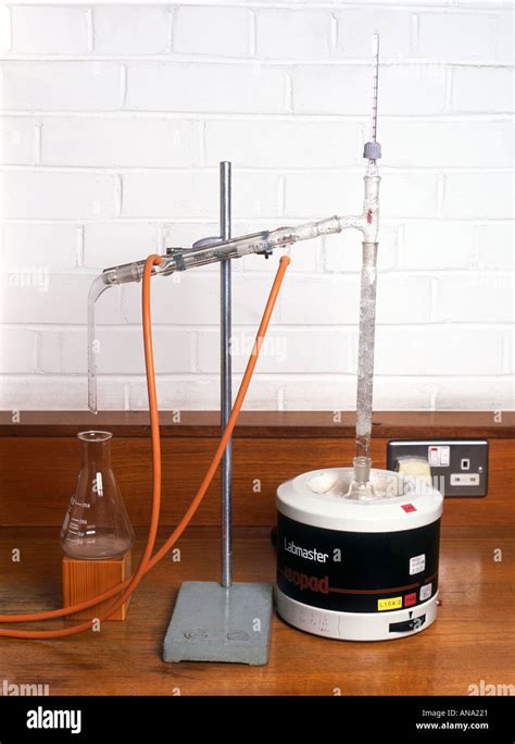 Destilación Fraccionada Con Condensador Liebig Y Calentador Eléctrico