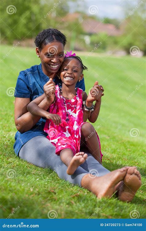 Madre Africana Con Su Hija Imagen De Archivo Imagen De Retrato 24720273