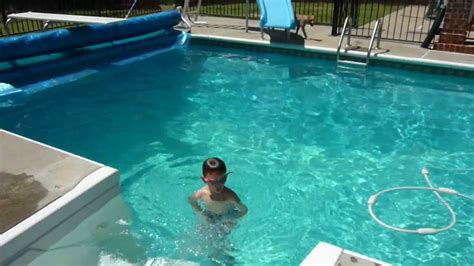 Relaxační bazén zase láká rodiny s dětmi. Koupani v bazenu - YouTube