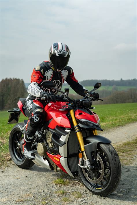 Ducati panigale v4 tanpa fairing, dengan stang tinggi dan lebar, skala 178 kg, ditenagai oleh desmosedici stradale 1100 cc ducati panigale kw tiongkok : Ducati Streetfighter V4 S 2020 - Landstraßentest