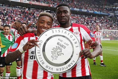 Steven charles bergwijn (born 8 october 1997) is a dutch professional footballer who plays as a winger for premier league club tottenham hotspur and the netherlands national team. Tottenham sign Steven Bergwijn in £27m move from PSV ...