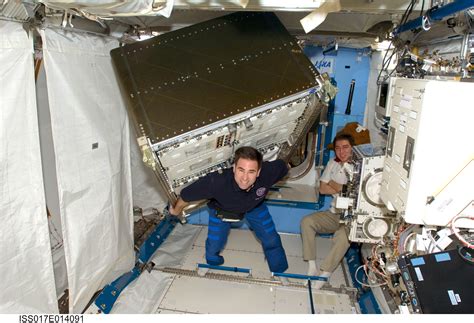 Esa Relocating An Experiment Rack Inside The Kibo Laboratory