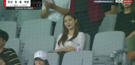 옆에 친구가 17년도에 9급 시작해서. 서울신문 김하성, 응원 온 여자친구 흐뭇하게 한 7회말 투런포