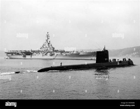 le premier sous marin nucléaire l uss nautilus vu ici à plymouth sound avec le porte avions