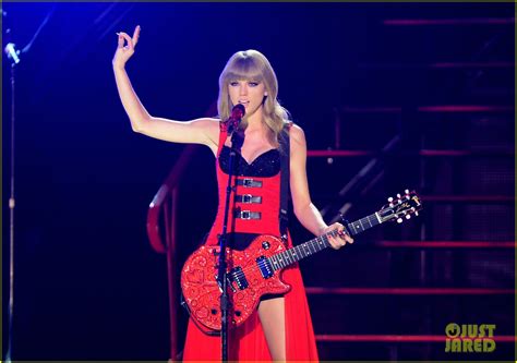 Taylor Swift Cmt Music Awards Performance 2013 Video Photo 2885249