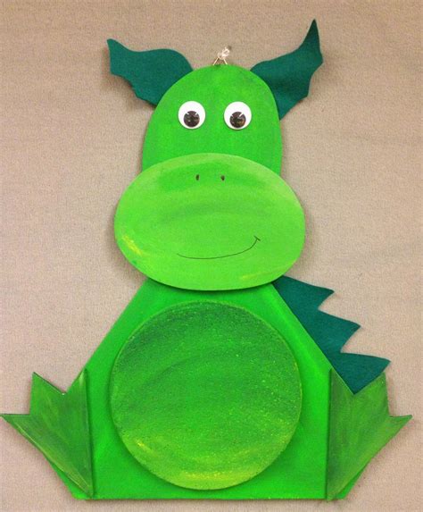 KLASSENKUNST: Drachen-Pinnwand | Drachen basteln, Drachen kinder und