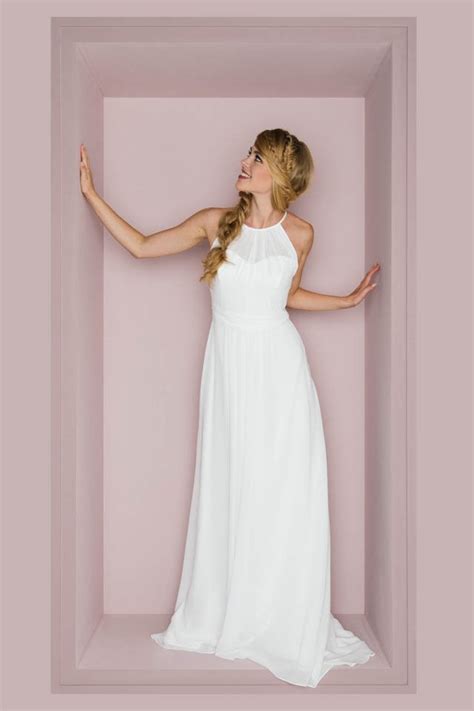 Wir helfen euch, den richtigen text für eure glückwunschkarte zur hochzeit zu finden! Schlichtes Brautkleid - schmal und elegant mit Schleppe