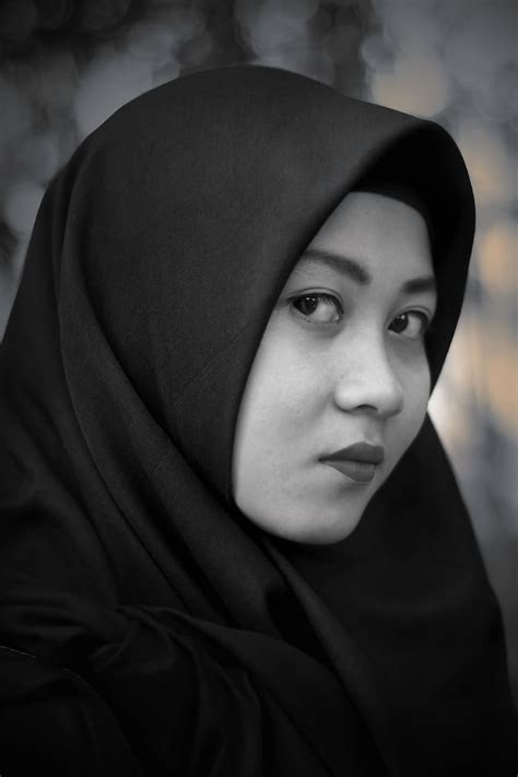 Hijab Face Women Indonesian Portrait Looking At Camera One Person