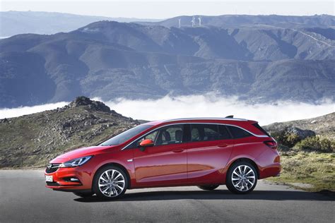 Neuer opel astra kombi 2021. Opel Astra Sports Tourer: Golf-Jäger mit Biturbo-Diesel