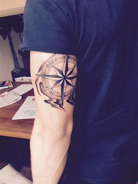 Hier Ist Ein Mann Mit Einem Gro En Schwarzen Compass Tattoo Auf Seiner