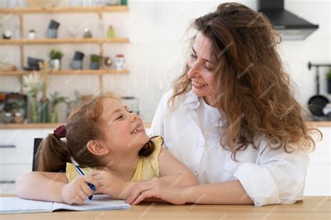 Madre E Hija Pasando Tiempo Juntas Foto Gratis