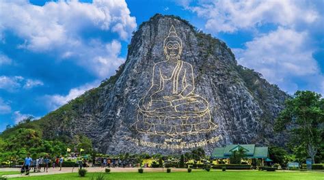 Tượng Phật Khổng Lồ được Khắc Bằng Vàng Trên Núi ở Thái Lan Phật Giáo