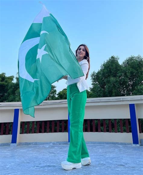 Pakistani Celebrities Share Pictures On Th Independence Day Reviewit Pk