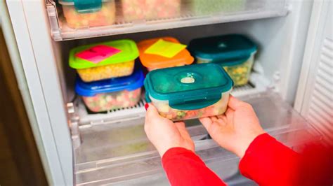 Débile correct de la part de mettre un plat chaud au frigo entité