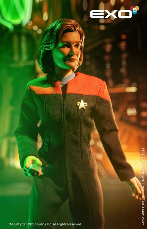 Star Trek Voyager Captain Kathryn Janeway Scale Figure