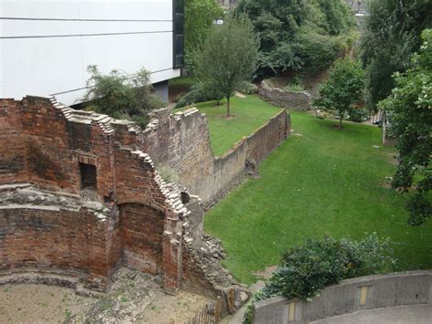 Remains Of Roman Wall City Of London Walled City Greeks London City
