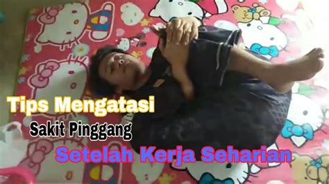 Selain cara menghilangkan sakit pinggang seperti di atas, anda bisa menggunakan posisi tidur menyamping dengan bantal atau guling diselipkan di antara kedua lutut. Tips Cara Cepat Mengatasi Sakit Pinggang Setelah Kerja ...