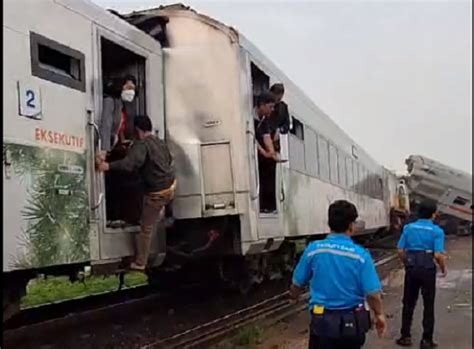 Tabrakan 2 Kereta Di Bandung Kai Evakuasi Penumpang Okezone Economy