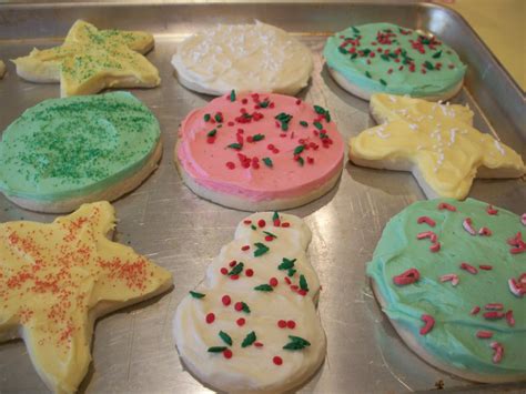 The christmas countdown is on and if you haven't made multiple batches of christmas cookies yet, what are you waiting for?! Lark's Country Heart: Soft Christmas Sugar Cookies w/ Cream Cheese Frosting