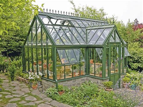 Dieses geräumige gartenhaus kann eine beträchtliche anzahl von pflanzen und blumen aufnehmen und stellt die perfekte lösung dar, um ihre pflanzen vor kaltem wetter zu schützen. gewaechshaus | Viktorianische gewächshäuser, Garten ...