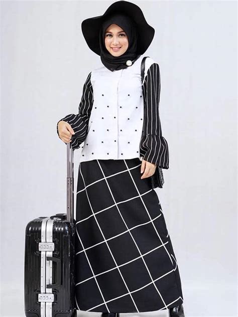 Foto Gaya Dea Annisa Dalam Balutan Hijab Anggun Dan Memesona