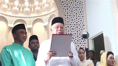 Federal territory mosque (masjid wilayah persekutuan). Sumpah Mabahallah Dato' Seri Najib di Masjid Jamek Kampung ...