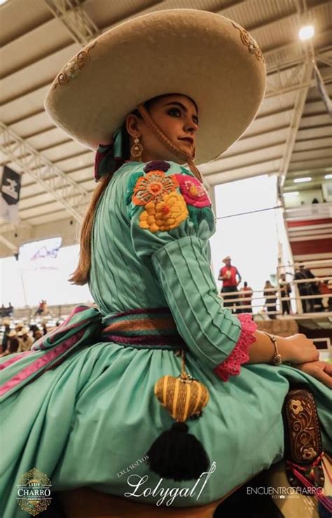 Pin De Charras Escaramuzas En Reina De La Federación Mexicana De Charrería Traje De Mariachi