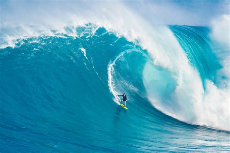 Close Up Surfing Maui Leverage