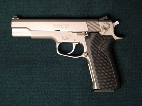 Filesmith Wesson 1006 Wikimedia Commons