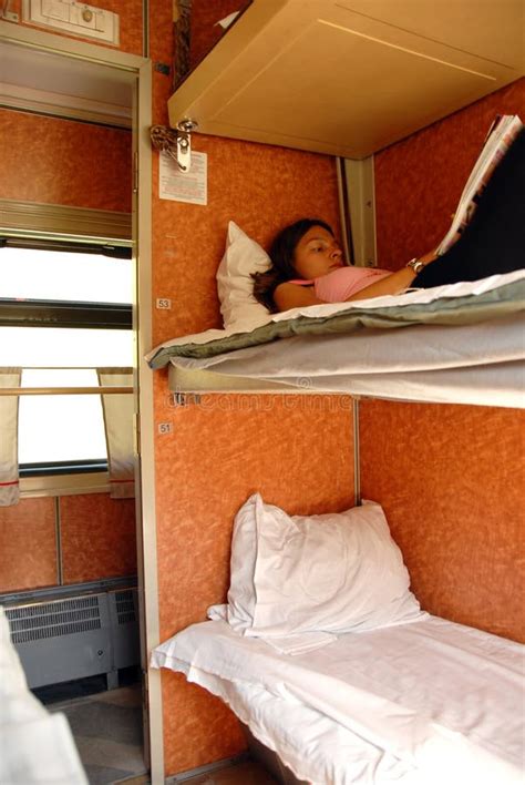 interior del tren nocturno con las camas y el lavabo foto de archivo imagen de cortado