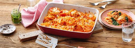 Wir österreicher lieben unser schnitzel, flaumige grießnockerln oder einen apfelstrudel wie von oma gemacht. Überbackene Spaghettinester mit Basilikumpaste | Rezept ...