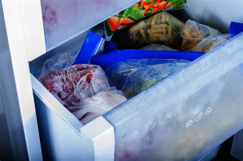 4 signes que les aliments dans votre congélateur sont périmés UNE