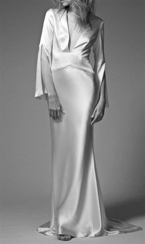 10 Simple Wedding Dresses For The Minimalistic Bride Inspiration Laurie Bessems