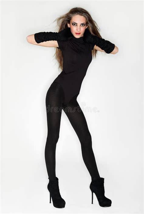 Jeune Belle Femme Dans La Robe Noire De Combi Photo Stock Image Du Fuselage Regard 18548088