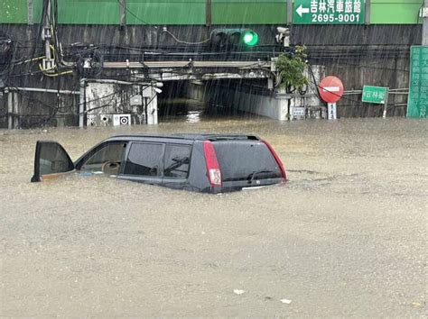 汐止吉林街淹水 休旅車拋錨水淹半車高2人平安獲救 生活 自由時報電子報