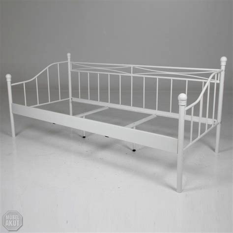 Es gibt viele verschiedene ikea betten und mit unserer ikea bett empfehlung findest du das richtige modell das ikea bett leirvik ist ein klassiker des sortiments und in vielen schlafzimmern vertreten. Metallbett Weiß Tromsnes Ikea - Thescottishindependent von ...
