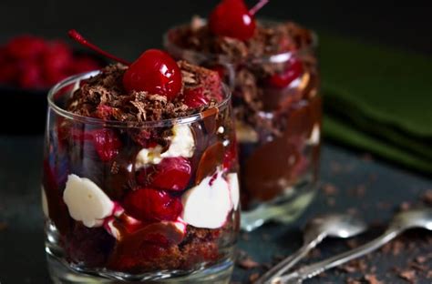 May 31, 2021 · hitra in enostavna prepirava, pa tudi sestavin en potrebujemo veliko. Hitra, a izjemna sladica: Vroče višnje s smetano - Eko Dežela