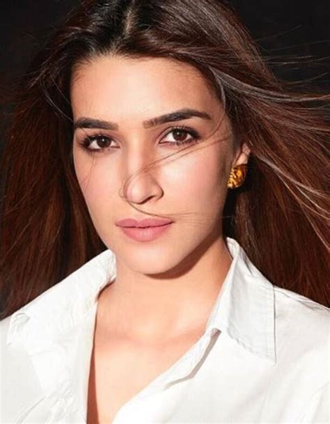 Smokey Eyes To Cat Winged Liner Want To Recreate Kriti Sanons Makeup Looks Lifestyle