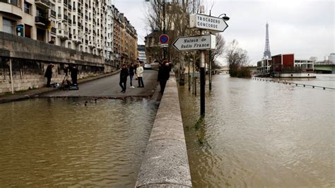 Nearly 1500 Evacuated In Paris As Seine Floods Banks