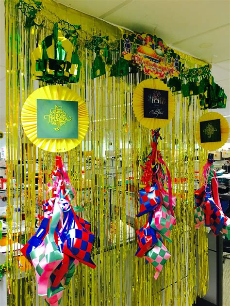 Then, on returning home, they receive guests and relatives who come to pay them a call. Creative Hari Raya Decoration Ideas For Office - Things ...