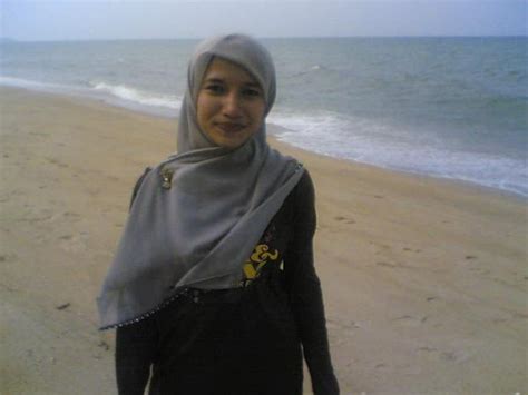 Gadis Melayu Bertudung Gadis Tudung Di Tepi Pantai