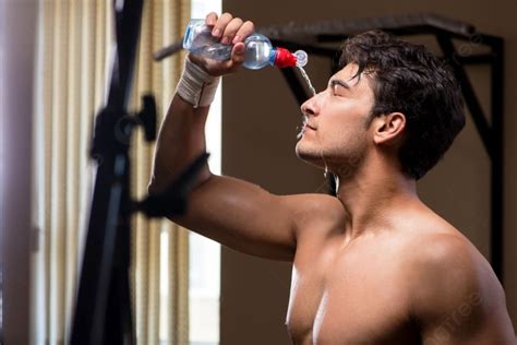 رجل عطشان يشرب الماء في صالة الألعاب الرياضية صورة الخلفية والصورة للتنزيل المجاني Pngtree